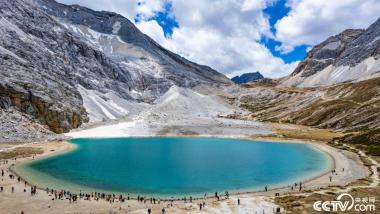 四川甘孜：阳光照射牛奶海 湖面波光粼粼