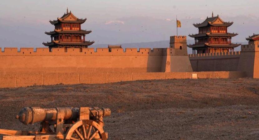 长城高与白云齐，一蹑危楼万堞低