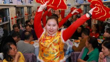 文创冰箱贴、血压计、爱心呼叫器......列车特色服务吸引“银发族”游客