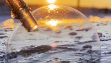 转发奇景！呼伦贝尔冷到吹泡泡吹出冰球