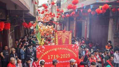 旅游市场“下沉” 年轻人乐探“宝藏小城”