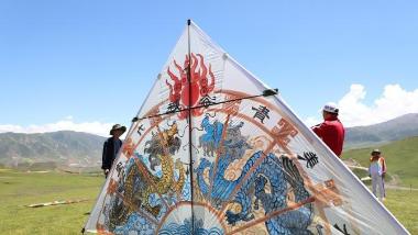 风筝高手青海日月山“比武” 花样风筝云端斗艳