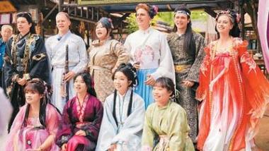 外国游客乐游横店影视城