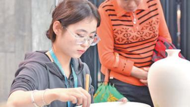 福建德化：旧瓷器厂“塑身”变作游客打卡地