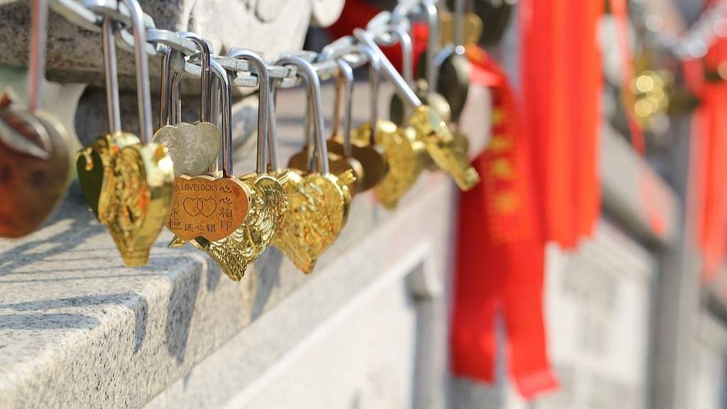 景区暴力拆除游客许愿锁，两难局面何以形成？