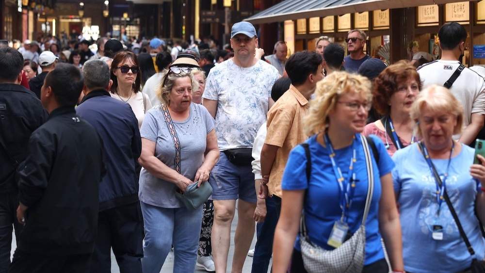 入境游火爆：小语种导游迎来“春天”，餐厅服务员上演川剧变脸