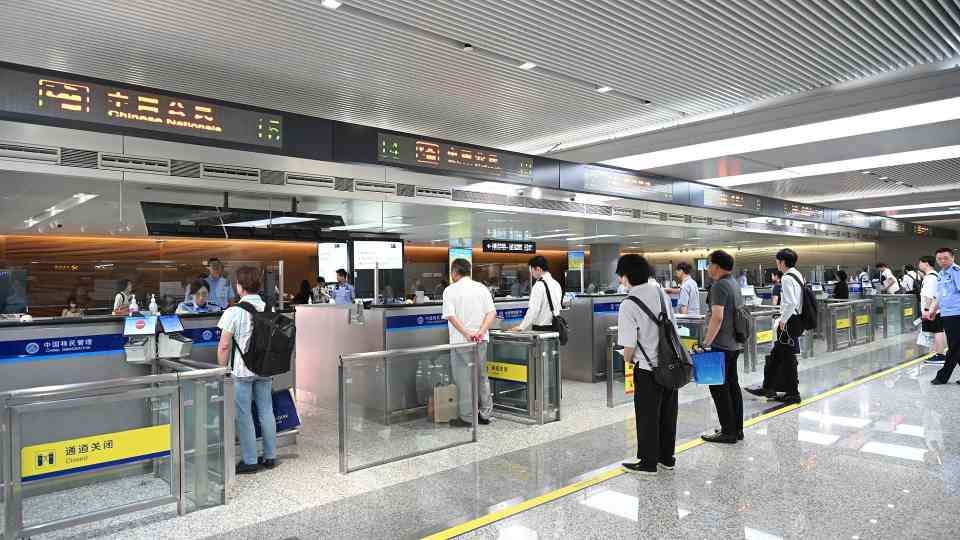 国家移民管理局：持中国护照可免签或落地签进入90多个国家地区